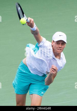 (230814) --TORONTO, 14. August 2023 (Xinhua) -- Jannik Sünder von Italien tritt am 13. August 2023 bei den National Bank Open 2023 in Toronto, Kanada, während des Finalspiels der Herrensinger zwischen Jannik Sünder aus Italien und Alex De Minaur aus Australien auf. (Foto: Zou Zheng/Xinhua) Stockfoto