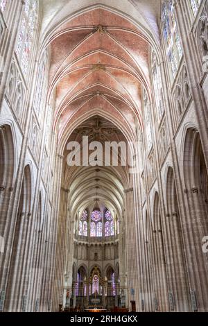 Auxerre, FRANKREICH - 16. Juli 2023: Innenraum des Wahrzeichens St. Kathedrale von Etienne im gotischen Stil im historischen Burgund. Stockfoto