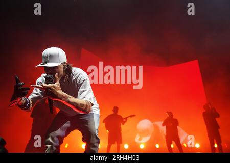 Irving, Usa. 12. Aug. 2023. 12. August 2023, Irving, Texas, USA: Mexikanischer Rapper, Musiker und Sänger Hassan Emilio Kabande Laija, professionell bekannt als Peso Pluma, tritt während seiner Double P Tour im Pavilion in der Toyota Music Factory am Samstag, den 12. August 2023 in Irving, Texas, USA auf. (Foto: Javier Vicencio/Eyepix Group) Kredit: Eyepix Group/Alamy Live News Stockfoto