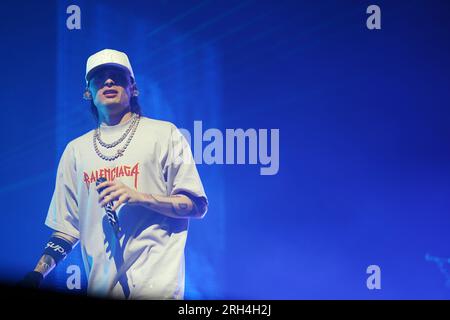 Irving, Usa. 12. Aug. 2023. 12. August 2023, Irving, Texas, USA: Mexikanischer Rapper, Musiker und Sänger Hassan Emilio Kabande Laija, professionell bekannt als Peso Pluma, tritt während seiner Double P Tour im Pavilion in der Toyota Music Factory am Samstag, den 12. August 2023 in Irving, Texas, USA auf. (Foto: Javier Vicencio/Eyepix Group) Kredit: Eyepix Group/Alamy Live News Stockfoto