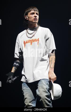 Irving, Usa. 12. Aug. 2023. 12. August 2023, Irving, Texas, USA: Mexikanischer Rapper, Musiker und Sänger Hassan Emilio Kabande Laija, professionell bekannt als Peso Pluma, tritt während seiner Double P Tour im Pavilion in der Toyota Music Factory am Samstag, den 12. August 2023 in Irving, Texas, USA auf. (Foto: Javier Vicencio/Eyepix Group) Kredit: Eyepix Group/Alamy Live News Stockfoto