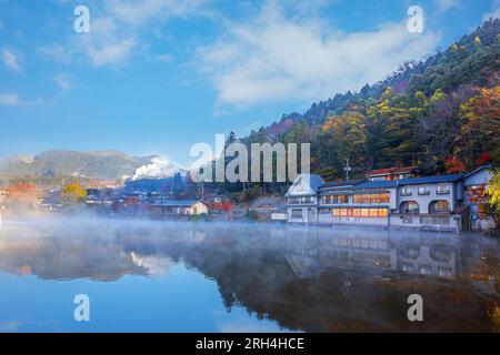 Yufuin, Japan - Nov. 27 2022: Der Kinrin-See ist einer der repräsentativen Sehenswürdigkeiten in der Gegend von Yufuin, am Fuße des Mount Yufu. Das ist es Stockfoto