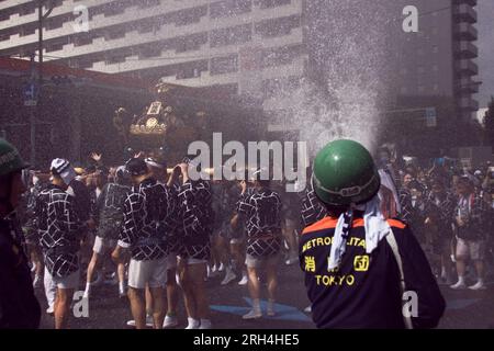 Tokio, Japan.August 13 2023, Tokio, Japan: Das Fukagawa Hachiman Festival (Wasserwerfen-Festival), das die Reinigung symbolisiert, ist eines der drei großen Edo-Festivals. Alle drei Jahre wird sie in voller Größe gefeiert. 53 Mikoshi (tragbare Schreine) werden auf einem Kurs mitgeführt und mit gereinigtem Wasser auf dem Weg dosiert. Kredit: Michael Steinebach/AFLO/Alamy Live News Stockfoto