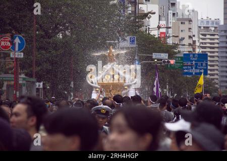 Tokio, Japan.August 13 2023, Tokio, Japan: Das Fukagawa Hachiman Festival (Wasserwerfen-Festival), das die Reinigung symbolisiert, ist eines der drei großen Edo-Festivals. Alle drei Jahre wird sie in voller Größe gefeiert. 53 Mikoshi (tragbare Schreine) werden auf einem Kurs mitgeführt und mit gereinigtem Wasser auf dem Weg dosiert. Kredit: Michael Steinebach/AFLO/Alamy Live News Stockfoto