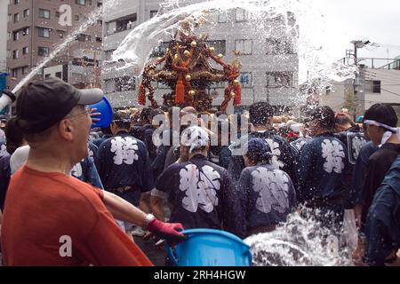 Tokio, Japan.August 13 2023, Tokio, Japan: Das Fukagawa Hachiman Festival (Wasserwerfen-Festival), das die Reinigung symbolisiert, ist eines der drei großen Edo-Festivals. Alle drei Jahre wird sie in voller Größe gefeiert. 53 Mikoshi (tragbare Schreine) werden auf einem Kurs mitgeführt und mit gereinigtem Wasser auf dem Weg dosiert. Kredit: Michael Steinebach/AFLO/Alamy Live News Stockfoto