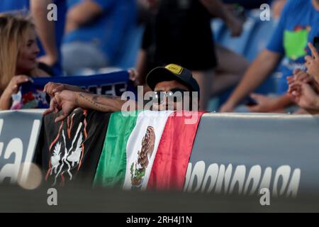 Getafe, Spanien. 13. Aug. 2023. Madrid Spanien; 08.13.2023.- mexikanischer Fan und seine Flagge. Getafe zieht 0-0 mit Barcelona in einem Spiel der Spanischen Fußballliga am Spieltag 01 im Coliseum Alfonso Perez zur Stadt Getafe, Madrid. Kredit: Juan Carlos Rojas/dpa/Alamy Live News Stockfoto