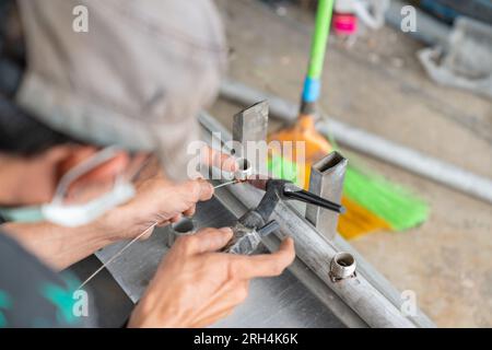 Schweißer ist das Schweißen von Edelstahlschweißen mit Schutzgas, WIG-Schweißbrenner. Stockfoto