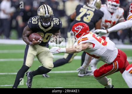 New Orleans, USA. 13. August 2023: Saints Running back Jamaal Williams (30) versucht, während der NFL-Vorsaison zwischen den New Orleans Saints und den Kansas City Chiefs im Caesars Superdome in New Orleans, LA, an Leo Chenal (54) in Kansas City vorbeizulaufen. Jonathan Mailhes/CSM Credit: CAL Sport Media/Alamy Live News Stockfoto