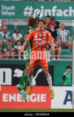 Wien, Österreich. 13. Aug. 2023. Maximilian Fillafer (Front) von TSV Egger Glas Hartberg wehrt sich mit Leopold Querfeld von SK Rapid während des österreichischen Bundesliga-Fußballspiels zwischen SK Rapid und TSV Egger Glas Hartberg in Wien am 13. August 2023. Kredit: He Canling/Xinhua/Alamy Live News Stockfoto