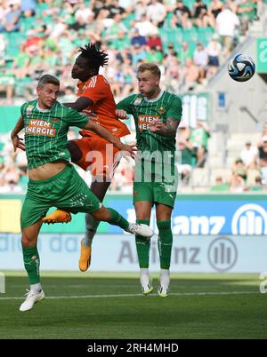 Wien, Österreich. 13. Aug. 2023. Ousmane Diakite (C) von TSV Egger Glas Hartberg leitete den Ball während des österreichischen Bundesliga-Fußballspiels zwischen SK Rapid und TSV Egger Glas Hartberg am 13. August 2023 in Wien. Kredit: He Canling/Xinhua/Alamy Live News Stockfoto