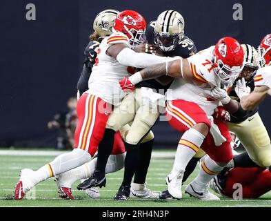 New Orleans, USA. 13. Aug. 2023. Leo Chenal, Linebacker der Kansas City Chiefs (54), tritt am Sonntag, den 13. August 2023, bei einem Spiel der National Football League im Caesars Superdome in New Orleans, Louisiana, gegen die New Orleans Saints an, die Jamaal Williams (30) zurücklaufen. (Foto: Peter G. Forest/Sipa USA) Kredit: SIPA USA/Alamy Live News Stockfoto