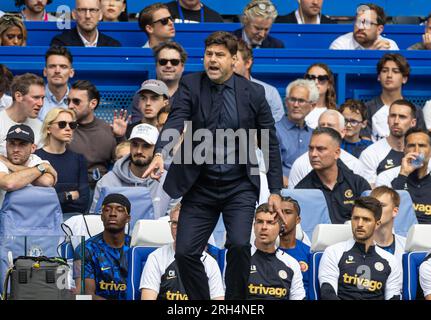 London, Großbritannien. 14. Aug. 2023. Der Cheftrainer von Chelsea, Mauricio Pochettino, reagiert auf das englische Spiel der Premier League zwischen Chelsea und Liverpool in London, Großbritannien, am 13. August 2023. Kredit: Xinhua/Alamy Live News Stockfoto