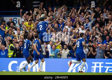 London, Großbritannien. 14. Aug. 2023. Chelsea's Axel Disasi (Front, 3. l) feiert das gleiche Tor während des englischen Premier League-Spiels zwischen Chelsea und Liverpool in London, Großbritannien, am 13. August 2023. Kredit: Xinhua/Alamy Live News Stockfoto