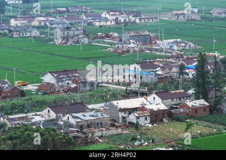 YANCHENG, CHINA - 14. AUGUST 2023 - Ein allgemeiner Überblick über den Katastrophenort, an dem Häuser nach einem Tornado im Dafeng-Bezirk, Yancheng, Jian, einstürzten Stockfoto