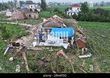 YANCHENG, CHINA - 14. AUGUST 2023 - Ein allgemeiner Überblick über den Katastrophenort, an dem Häuser nach einem Tornado im Dafeng-Bezirk, Yancheng, Jian, einstürzten Stockfoto