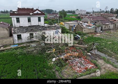 YANCHENG, CHINA - 14. AUGUST 2023 - Ein allgemeiner Überblick über den Katastrophenort, an dem Häuser nach einem Tornado im Dafeng-Bezirk, Yancheng, Jian, einstürzten Stockfoto