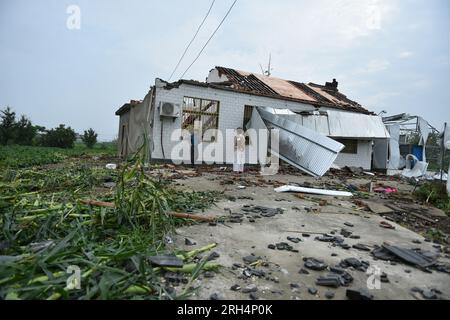 YANCHENG, CHINA - 14. AUGUST 2023 - Ein allgemeiner Überblick über den Katastrophenort, an dem Häuser nach einem Tornado im Dafeng-Bezirk, Yancheng, Jian, einstürzten Stockfoto