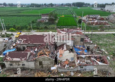 YANCHENG, CHINA - 14. AUGUST 2023 - Ein allgemeiner Überblick über den Katastrophenort, an dem Häuser nach einem Tornado im Dafeng-Bezirk, Yancheng, Jian, einstürzten Stockfoto