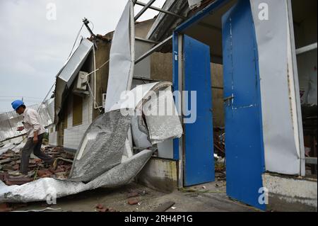 YANCHENG, CHINA - 14. AUGUST 2023 - Ein allgemeiner Überblick über den Katastrophenort, an dem Häuser nach einem Tornado im Dafeng-Bezirk, Yancheng, Jian, einstürzten Stockfoto