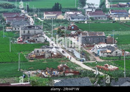 YANCHENG, CHINA - 14. AUGUST 2023 - Ein allgemeiner Überblick über den Katastrophenort, an dem Häuser nach einem Tornado im Dafeng-Bezirk, Yancheng, Jian, einstürzten Stockfoto