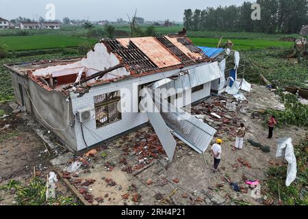 YANCHENG, CHINA - 14. AUGUST 2023 - Ein allgemeiner Überblick über den Katastrophenort, an dem Häuser nach einem Tornado im Dafeng-Bezirk, Yancheng, Jian, einstürzten Stockfoto