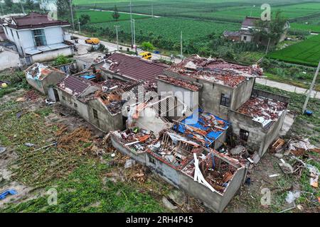 YANCHENG, CHINA - 14. AUGUST 2023 - Ein allgemeiner Überblick über den Katastrophenort, an dem Häuser nach einem Tornado im Dafeng-Bezirk, Yancheng, Jian, einstürzten Stockfoto