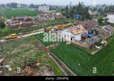 YANCHENG, CHINA - 14. AUGUST 2023 - Ein allgemeiner Überblick über den Katastrophenort, an dem Häuser nach einem Tornado im Dafeng-Bezirk, Yancheng, Jian, einstürzten Stockfoto