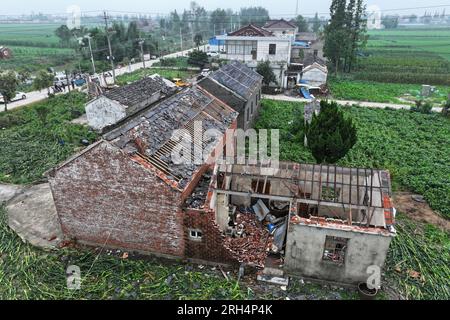 YANCHENG, CHINA - 14. AUGUST 2023 - Ein allgemeiner Überblick über den Katastrophenort, an dem Häuser nach einem Tornado im Dafeng-Bezirk, Yancheng, Jian, einstürzten Stockfoto