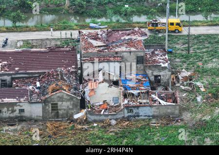 YANCHENG, CHINA - 14. AUGUST 2023 - Ein allgemeiner Überblick über den Katastrophenort, an dem Häuser nach einem Tornado im Dafeng-Bezirk, Yancheng, Jian, einstürzten Stockfoto