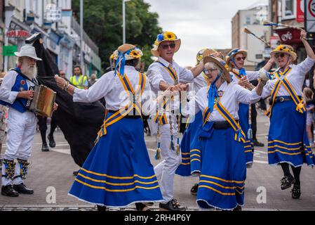 Broadstairs, Großbritannien. 12. Aug. 2023. Tänzer der Lebenden und Kicker treten während der Parade auf der High Street of the Broadstairs auf. Broadstairs findet dieses Jahr die 57. Folk Week statt. Es ist eines der größten Volksfeste in Großbritannien. Hunderte von Morris-Tänzern nahmen die Straßen ein und Bands veranstalteten Auftritte in den Pubs. Kredit: SOPA Images Limited/Alamy Live News Stockfoto