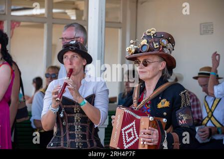 Broadstairs, Großbritannien. 13. Aug. 2023. Steampunk-Musiker werden während ihrer Show auf dem Festival beim Spielen ihrer Instrumente gesehen. Broadstairs findet dieses Jahr die 57. Folk Week statt. Es ist eines der größten Volksfeste in Großbritannien. Hunderte von Morris-Tänzern nahmen die Straßen ein und Bands veranstalteten Auftritte in den Pubs. Kredit: SOPA Images Limited/Alamy Live News Stockfoto