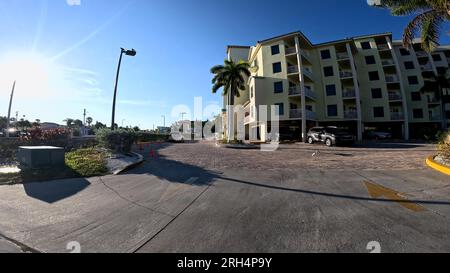 Treasure Island, FLA USA - 08 09 23: Treasure Island Beach Village Vistas Hotel Stockfoto