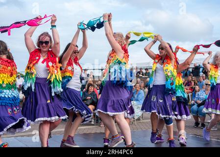 Broadstairs, Großbritannien. 12. Aug. 2023. Mitglieder der Gruppe "Loose Women Morris" sahen, wie sie am ersten Abend des Festivals mit BHs tanzten. Broadstairs findet dieses Jahr die 57. Folk Week statt. Es ist eines der größten Volksfeste in Großbritannien. Hunderte von Morris-Tänzern nahmen die Straßen ein und Bands veranstalteten Auftritte in den Pubs. (Foto: Krisztian Elek/SOPA Images/Sipa USA) Guthaben: SIPA USA/Alamy Live News Stockfoto