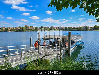 Strausberg, Deutschland. 11. Aug. 2023. Eine Seilfähre steht auf der westlichen Seite des Straussees. Der See hat etwa zehn Jahre lang die Hälfte seines Wassers verloren. Seit 2014 ist der Wasserstand jedes Jahr um etwa 20 Zentimeter gesunken. Die Ursache für den Wasserverlust ist nicht bekannt. Zu diesem Thema wurde ein Sachverständigengutachten in Auftrag gegeben. Kredit: Patrick Pleul/dpa/Alamy Live News Stockfoto