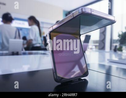 HANGZHOU, CHINA - 14. AUGUST 2023 - Kunden erleben das neue faltbare Mobiltelefon Galaxy Z Flip5 von Samsung in einem Samsung-Vertriebsgeschäft in Hangzhou, Osten Stockfoto