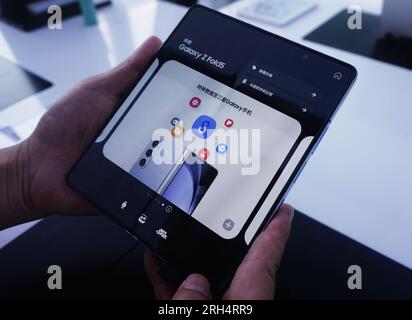 HANGZHOU, CHINA - 14. AUGUST 2023 - Kunden erleben das neue Flaggschiff-Telefon Galaxy Z Fold5 von Samsung mit faltbarem Bildschirm in einem Samsung-Vertriebsgeschäft in Hangzhou, Stockfoto