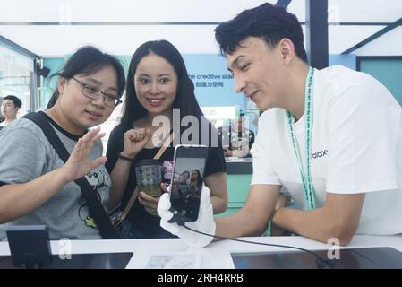 HANGZHOU, CHINA - 14. AUGUST 2023 - Kunden erleben das neue faltbare Mobiltelefon Galaxy Z Flip5 von Samsung in einem Samsung-Vertriebsgeschäft in Hangzhou, Osten Stockfoto