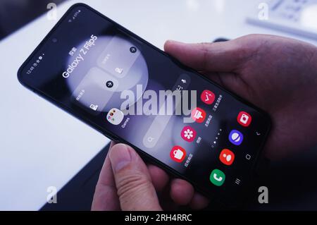 HANGZHOU, CHINA - 14. AUGUST 2023 - Kunden erleben das neue faltbare Mobiltelefon Galaxy Z Flip5 von Samsung in einem Samsung-Vertriebsgeschäft in Hangzhou, Osten Stockfoto