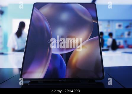 HANGZHOU, CHINA - 14. AUGUST 2023 - Kunden erleben das neue Flaggschiff-Telefon Galaxy Z Fold5 von Samsung mit faltbarem Bildschirm in einem Samsung-Vertriebsgeschäft in Hangzhou, Stockfoto