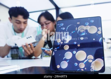 HANGZHOU, CHINA - 14. AUGUST 2023 - Kunden erleben das neue Flaggschiff-Telefon Galaxy Z Fold5 von Samsung mit faltbarem Bildschirm in einem Samsung-Vertriebsgeschäft in Hangzhou, Stockfoto