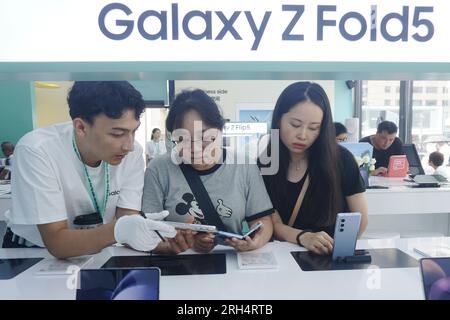 HANGZHOU, CHINA - 14. AUGUST 2023 - Kunden erleben das neue Flaggschiff-Telefon Galaxy Z Fold5 von Samsung mit faltbarem Bildschirm in einem Samsung-Vertriebsgeschäft in Hangzhou, Stockfoto