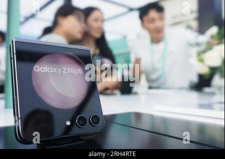 HANGZHOU, CHINA - 14. AUGUST 2023 - Kunden erleben das neue faltbare Mobiltelefon Galaxy Z Flip5 von Samsung in einem Samsung-Vertriebsgeschäft in Hangzhou, Osten Stockfoto