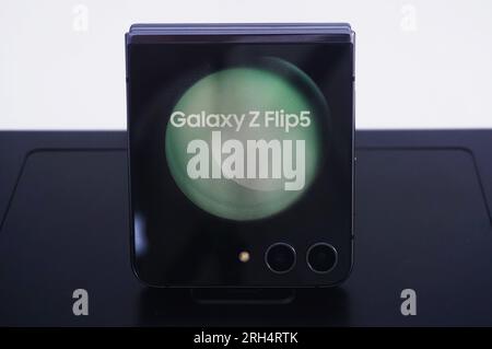 HANGZHOU, CHINA - 14. AUGUST 2023 - Kunden erleben das neue faltbare Mobiltelefon Galaxy Z Flip5 von Samsung in einem Samsung-Vertriebsgeschäft in Hangzhou, Osten Stockfoto