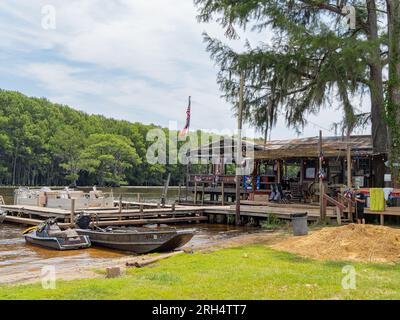 Texas, JULI 1 2023 - sonniger Blick auf die Johnson's Ranch Marina im Caddo Lake State Park Stockfoto