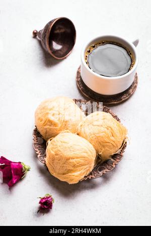 Pismaniye und türkischer Kaffee in Tasse – traditionelles türkisches Dessert auf weißem Hintergrund. Einheimische Zuckerwatte als Dessert. Stockfoto