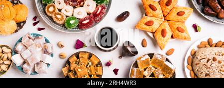 Nahöstliche Süßigkeiten, türkische Köstlichkeiten und Kaffee auf weißem Hintergrund, Banner. Arabisches Dessertsortiment, Baklava, rahat lokum, Halva, Sherber, Pismani Stockfoto