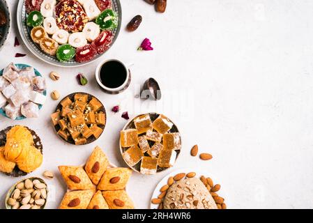 Nahöstliche Süßigkeiten, türkische Köstlichkeiten und Kaffee auf weißem Hintergrund, Kopierbereich. Arabisches Dessertsortiment, Baklava, rahat lokum, Halva, Sherber, pis Stockfoto