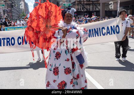 New York, Usa. 13. Aug. 2023. NEW YORK, NEW YORK - 13. AUGUST: Teilnehmer marschieren am 13. August 2023 bei der Dominican Day Parade auf der 6. Avenue in New York City. Die National Dominican Day Parade feierte 41 Jahre Marsch auf der Sixth Avenue in Manhattan. Die Parade feiert die Dominikanische Kultur, Folklore und Traditionen. Kredit: Ron Adar/Alamy Live News Stockfoto