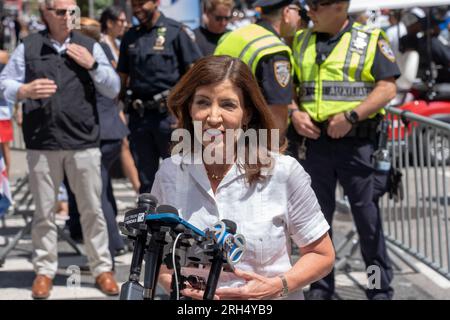 New York, New York, USA. 13. Aug. 2023. (NEU) 41. National Dominican Day Parade 2023. 13. August 2023, New York, New York, USA: New York State Governor Kathy Hochul spricht vor der Presse auf der Dominican Day Parade am 13. August 2023 in New York City auf der 6. Avenue. Die National Dominican Day Parade feierte 41 Jahre Marsch auf der Sixth Avenue in Manhattan. Die Parade feiert die Dominikanische Kultur, Folklore und Traditionen. Kredit: ZUMA Press, Inc./Alamy Live News Stockfoto