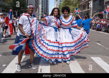 New York, New York, USA. 13. Aug. 2023. (NEU) 41. National Dominican Day Parade 2023. 13. August 2023, New York, New York, USA: Teilnehmer marschieren auf der 6. Avenue bei der Dominican Day Parade auf der 6. Avenue am 13. August 2023 in New York City. Die National Dominican Day Parade feierte 41 Jahre Marsch auf der Sixth Avenue in Manhattan. Die Parade feiert die Dominikanische Kultur, Folklore und Traditionen. Kredit: ZUMA Press, Inc./Alamy Live News Stockfoto